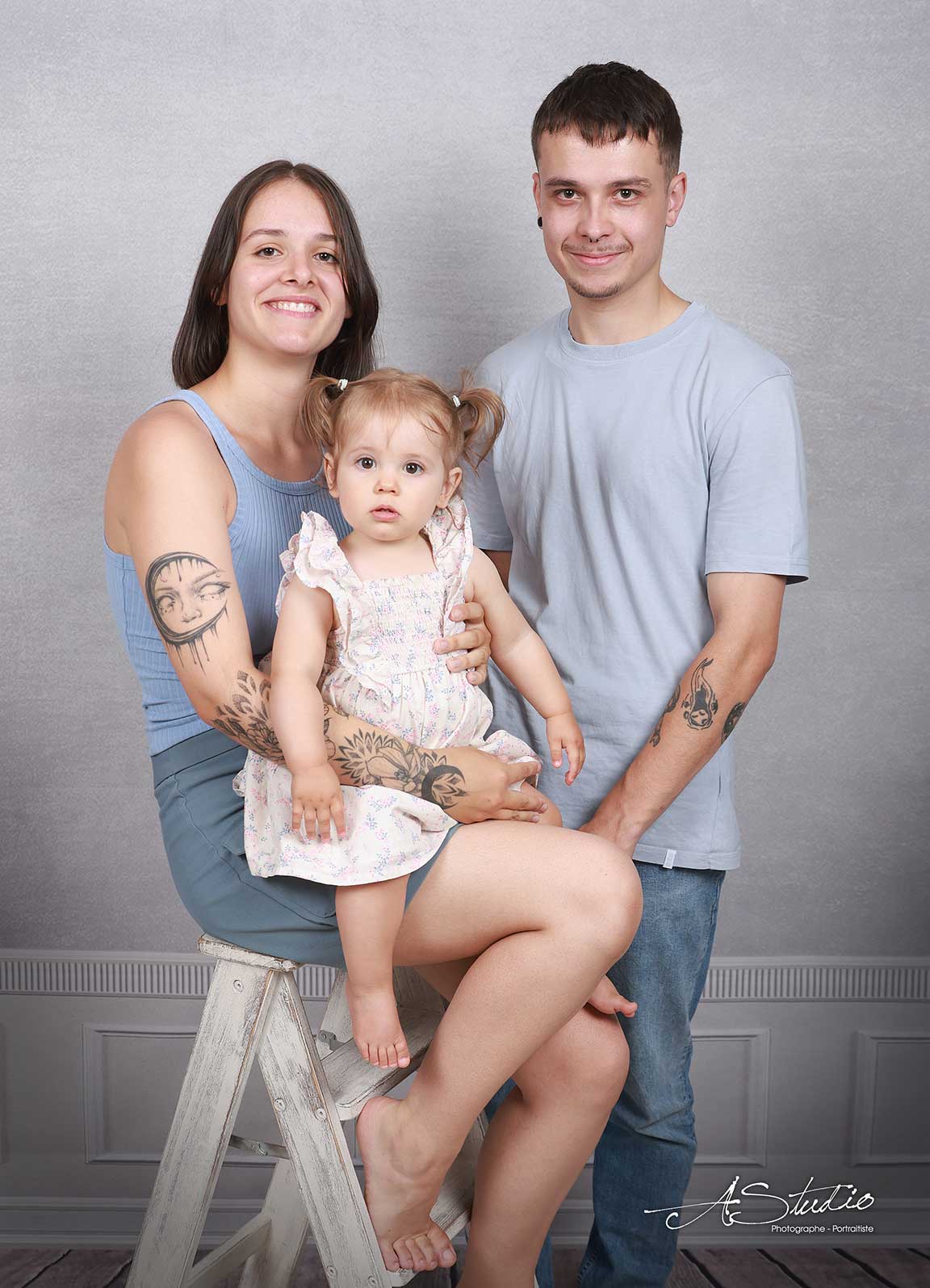 Portrait de jeunes parents avec leur enfant, réalisé chez AStudio