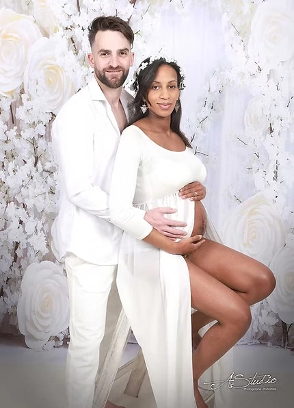 Couple attendant un bébé, séance maternité chez AStudio à Fougères